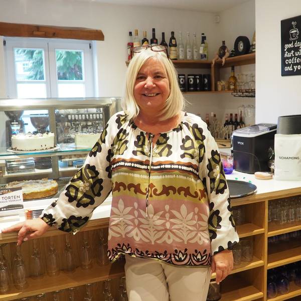 Heaven's Fachwerk, Café in Leichlingen, Neukirchener Straße 68, Inhaberin Marion Alexander vor der Theke.