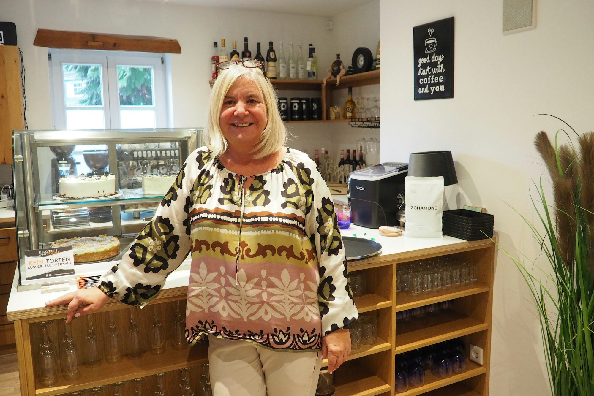 Heaven's Fachwerk, Café in Leichlingen, Neukirchener Straße 68, Inhaberin Marion Alexander vor der Theke.