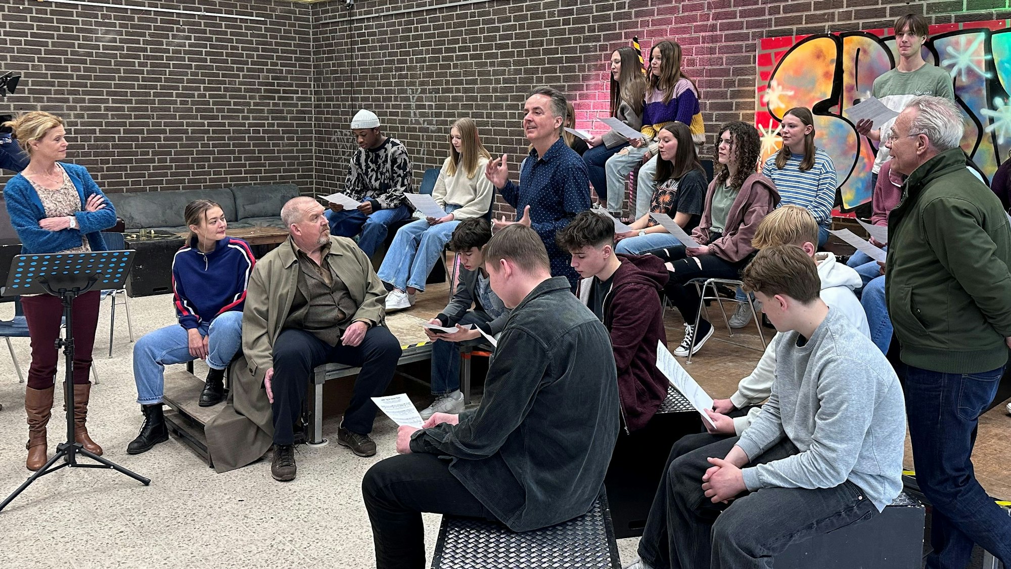 Dreharbeiten in Porzer Jugendzentrum: Leslie Malton, Katja Hutko, Dietmar Bär (v.l.) und Klaus J. Behrendt (r.) mit dem Jugendchor St. Stephan und Chorleiter Michael Kokott (M.)