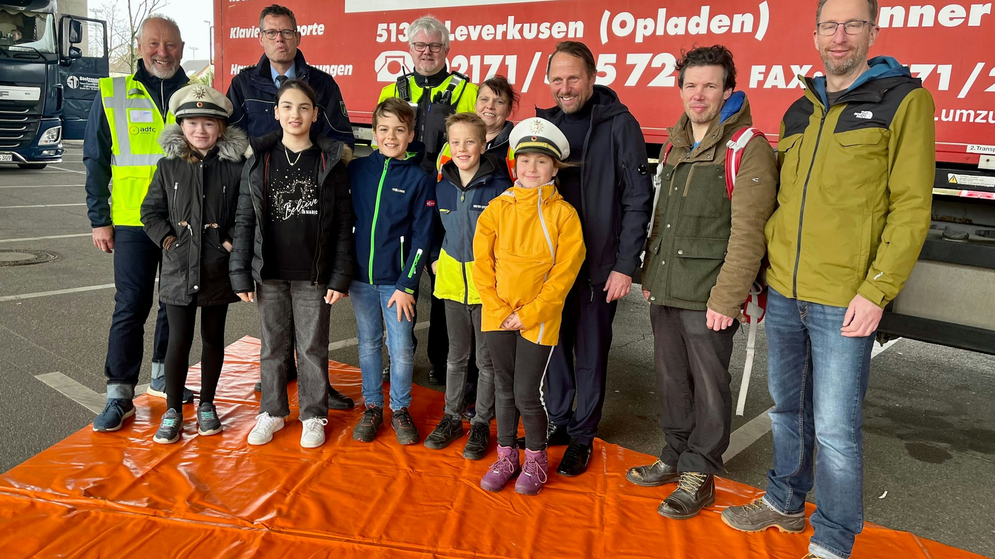 Kinder mit Oberbürgermeister, Polizei, Lehrern