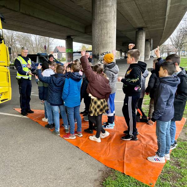 Polizisten zeigen Schülerinnen und Schülern den Toten Winkel eines LKW (Archivbild).