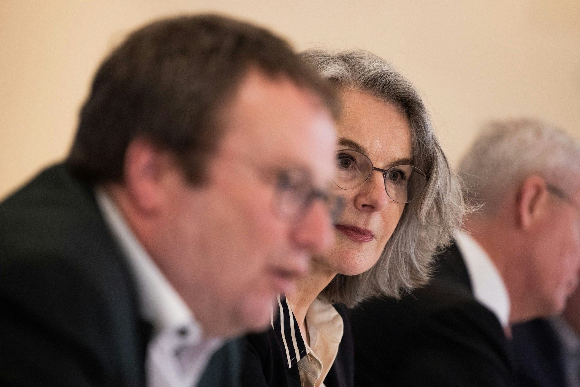 Susanne Henckel, Staatssekretärin im Bundesministerium für Digitales und Verkehr, und Oliver Krischer (r, Bündnis 90/Die Grünen), Verkehrsminister von Nordrhein-Westfalen, sitzen bei einer Abschlusspressekonferenz der Verkehrsministerkonferenz auf dem Podium.