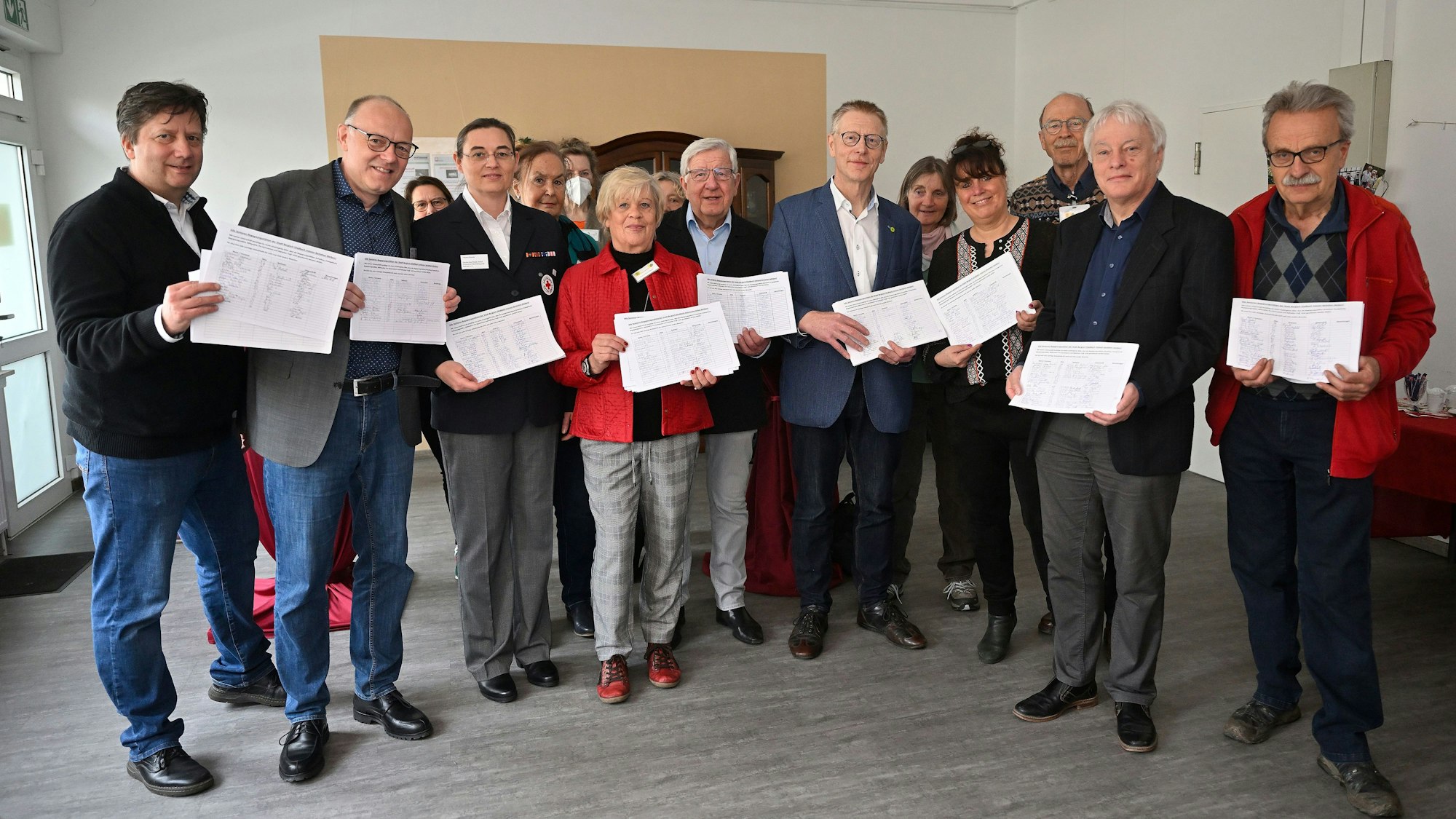 Der Seniorenbeirat und die freien Träger überreichten der Vertretern der Ratsfraktionen die 1593 Unterschriften.