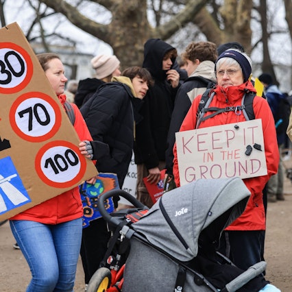 2023, Nordrhein-Westfalen, Köln: Eine Demonstrantin fordert auf einer Veranstaltung Anfang März Tempolimits.