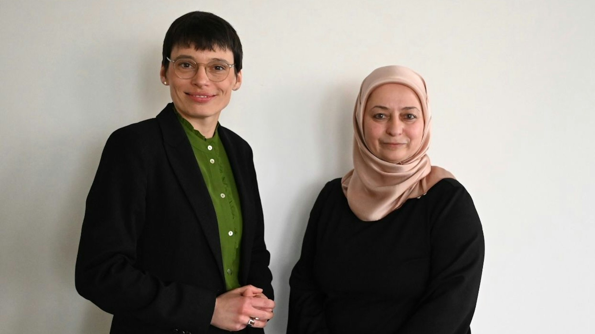 Das Foto zeigt NRW-Familienministerin Josefine Paul (Bündnis 90/Die Grünen) und Hanim Ezder vom Begegnungs- und Fortbildungszentrum für muslimische Frauen, Köln