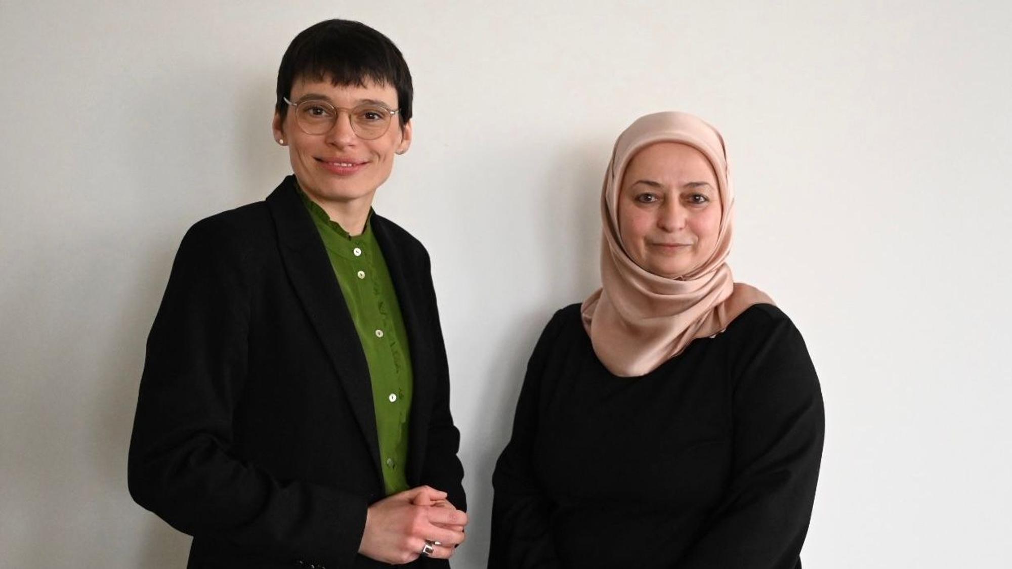 Das Foto zeigt NRW-Familienministerin Josefine Paul (Bündnis 90/Die Grünen) und Hanim Ezder vom Begegnungs- und Fortbildungszentrum für muslimische Frauen, Köln