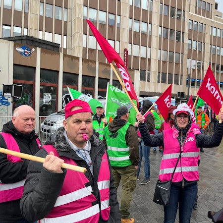 Mitarbeiter streiken für mehr Lohn.