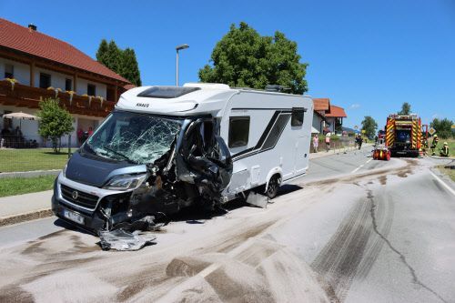 Ein Wohnmobil steht nach einem Unfall auf der Straße.