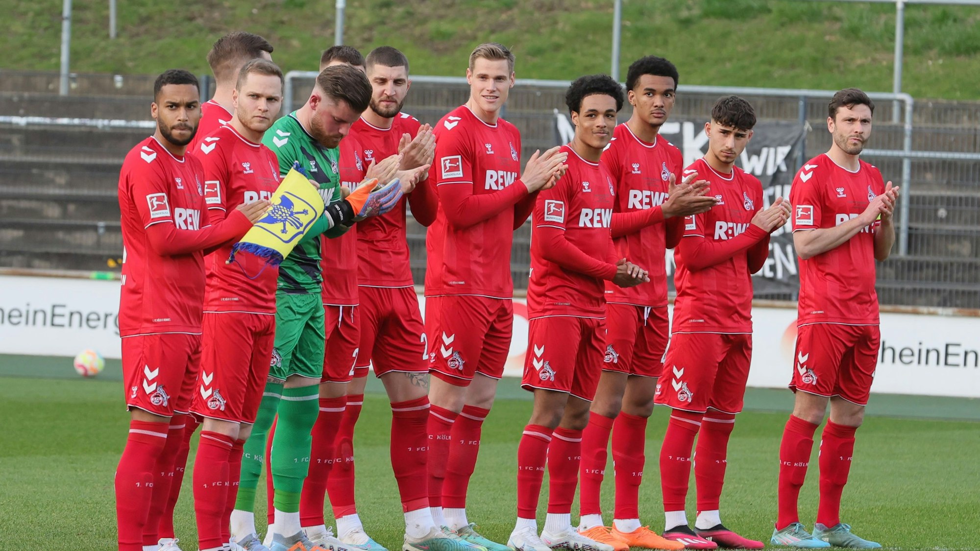 Die Mannschaft des 1. FC Köln beim Gedächtnisspiel für Maurice Banach.