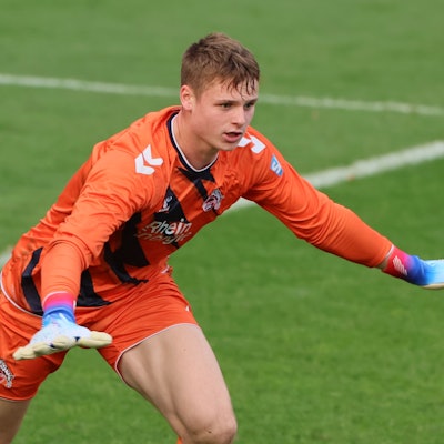 Torhüter Jonas Urbig von der U21 des 1. FC Köln dirigiert seine Abwehr im Regionalligaspiel am 30. Oktober 2022 gegen Borussia Mönchengladbach II.