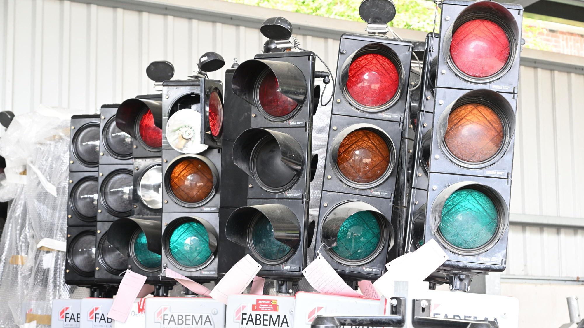 Verschiedene mobile Ampel für den Straßenverkehr.