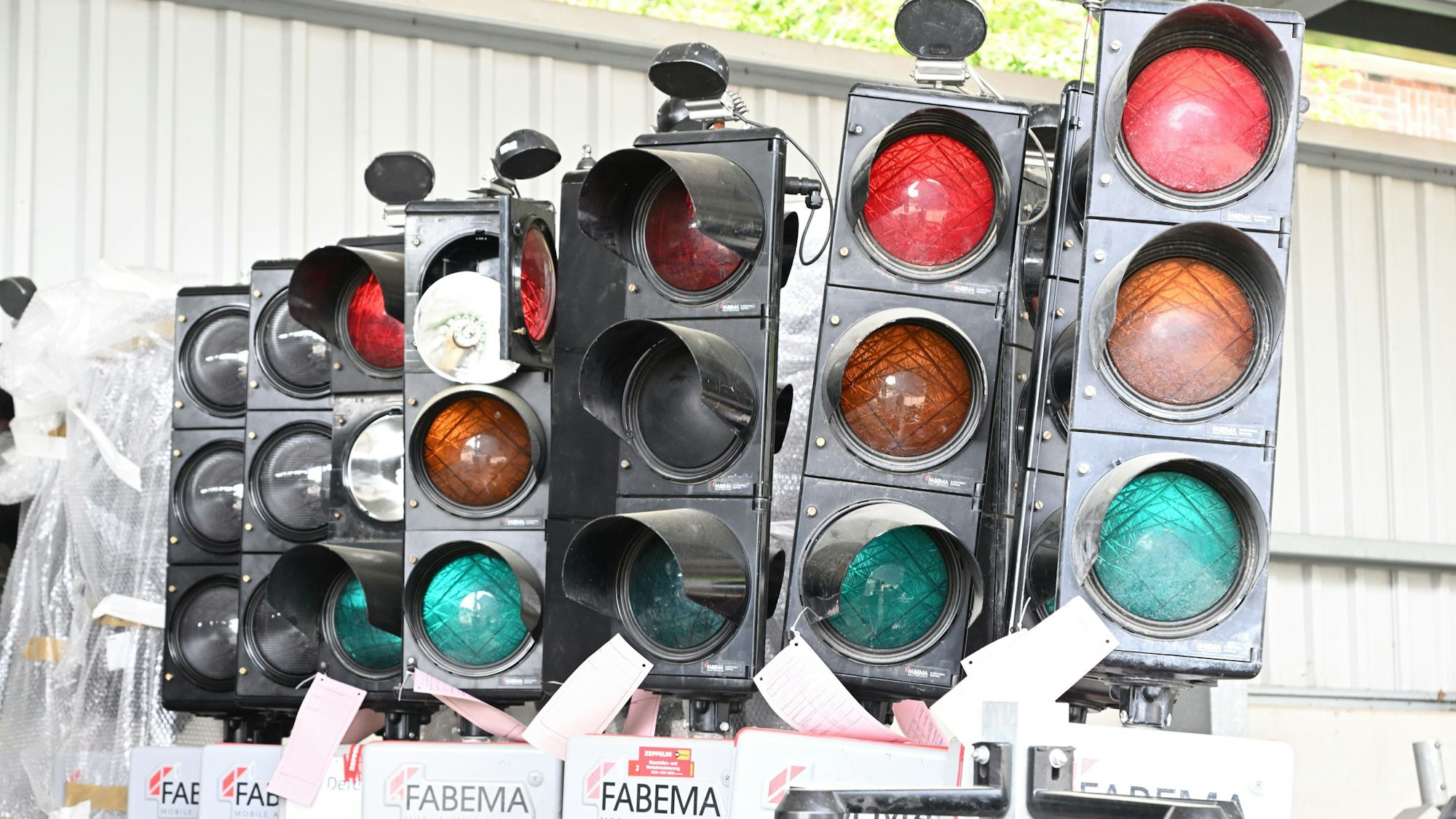 Verschiedene mobile Ampel für den Straßenverkehr.
