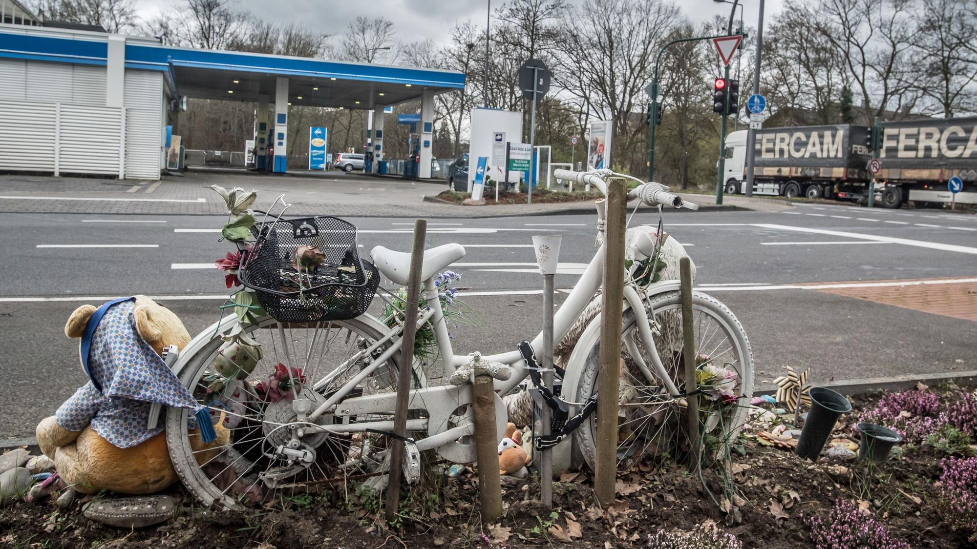 Erinnerung an die 11-jährige Myrna, die auf dem Bürgersteig an der Elisabeth-Langgässer-Straße von einem LKW überfahren wurde.