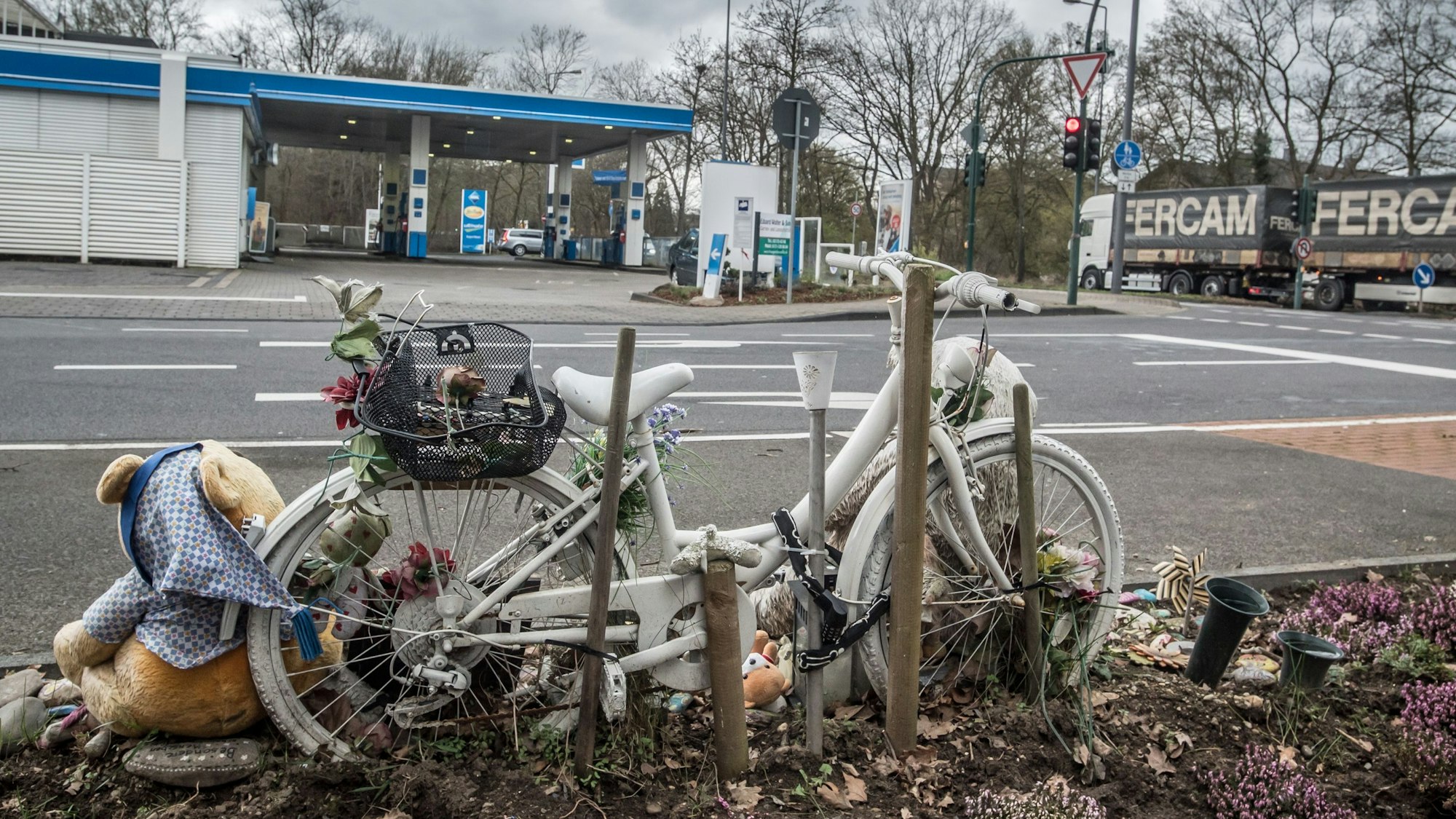 Erinnerung an die 11-jährige Myrna, die auf dem Bürgersteig an der Elisabeth-Langgässer-Straße von einem LKW überfahren wurde.
