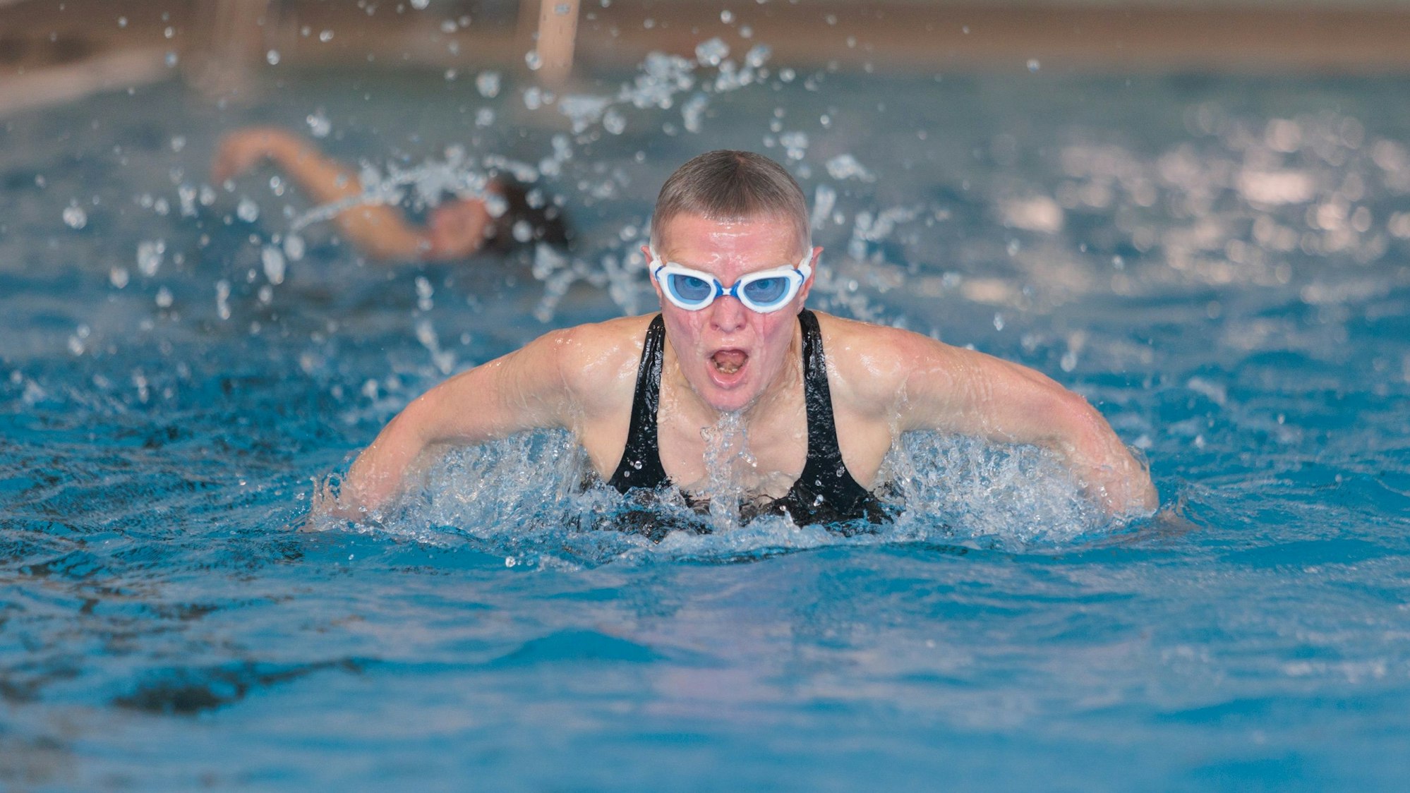 Eine Schwimmerin im Becken eines Hallenbads.