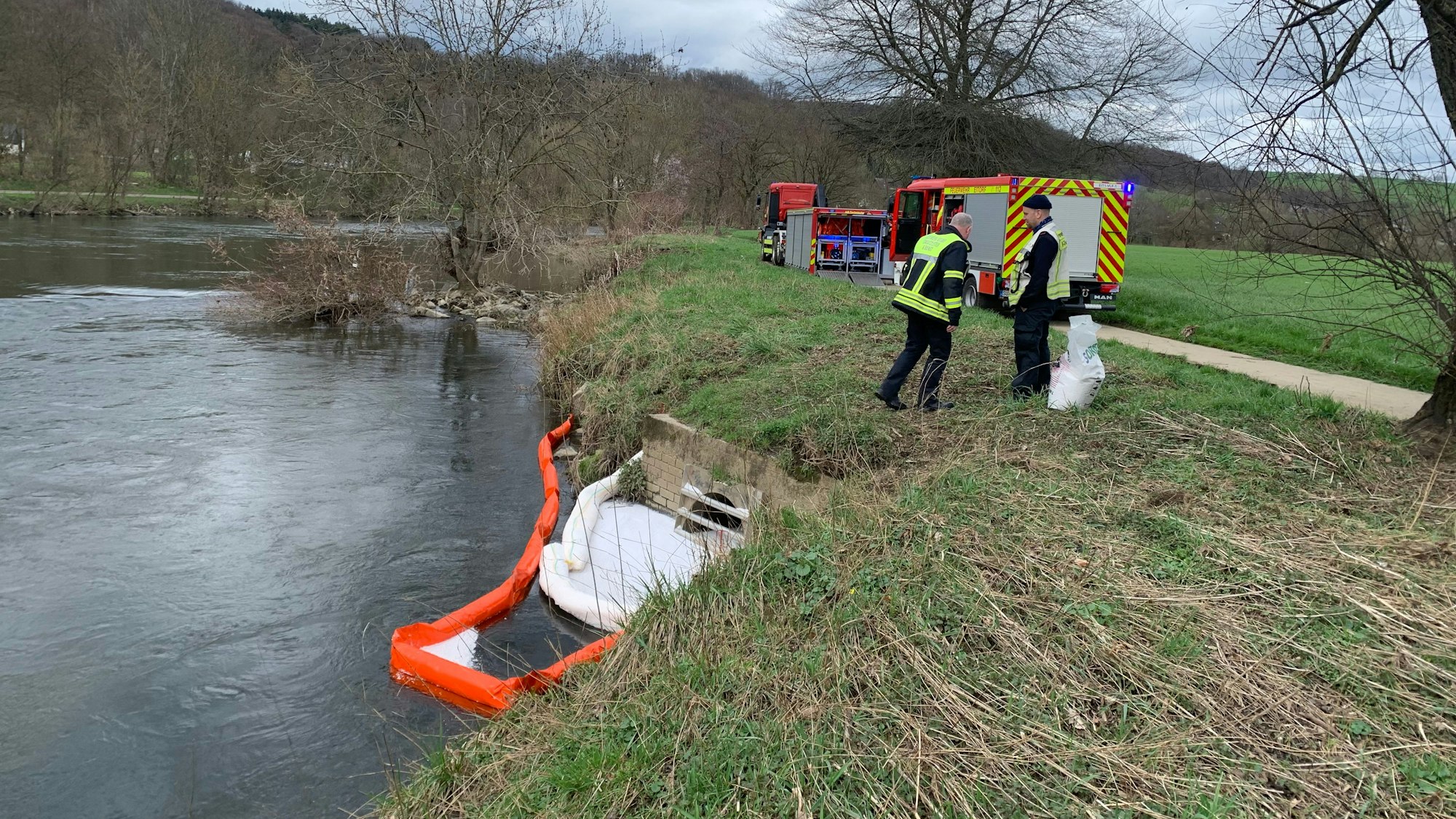 Die Feuerwehr beim Einsatz an der Sieg in Eitorf am Donnerstag.