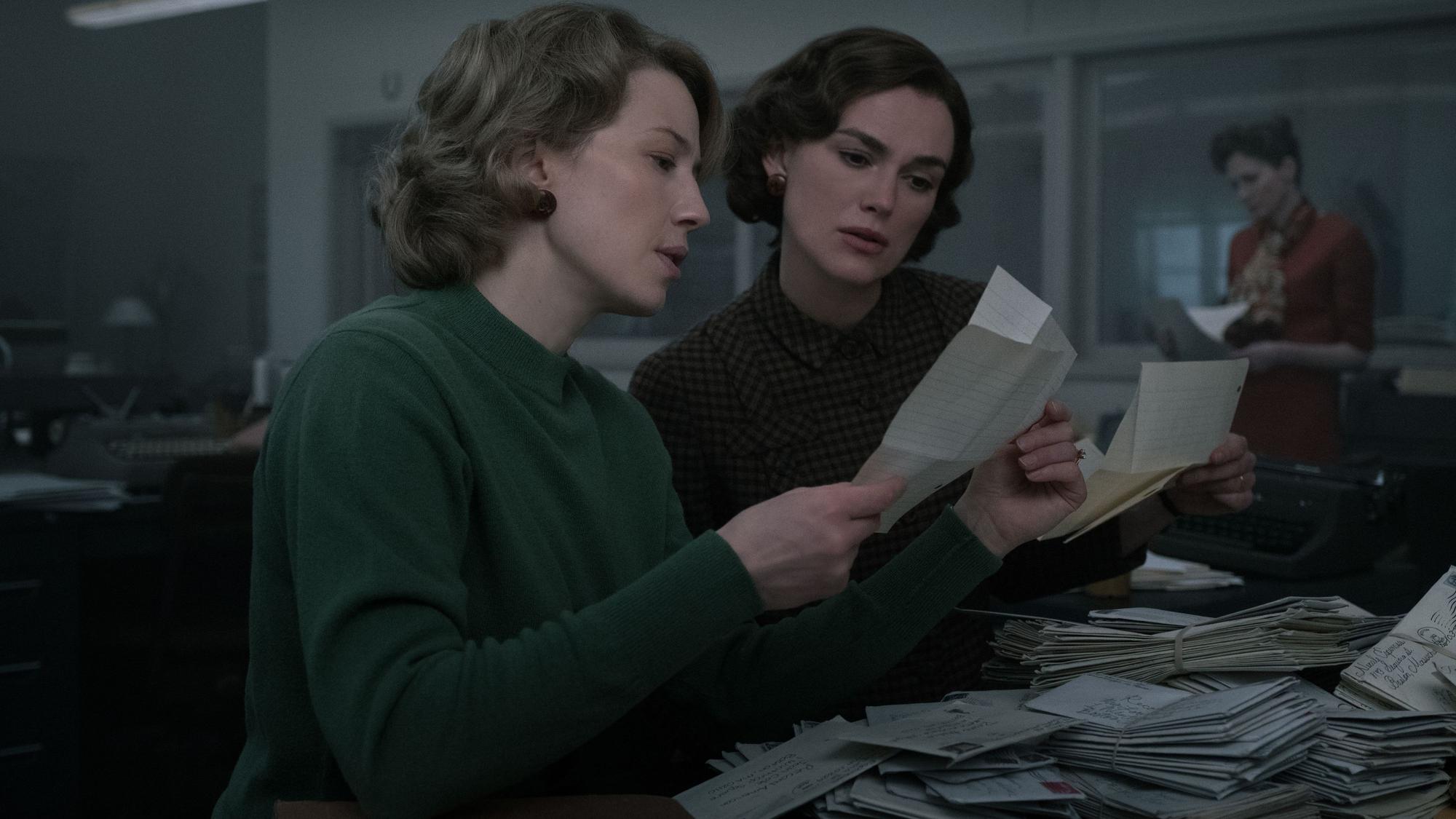 Carrie Coon und Keira Knightley lesen in einem Brief.