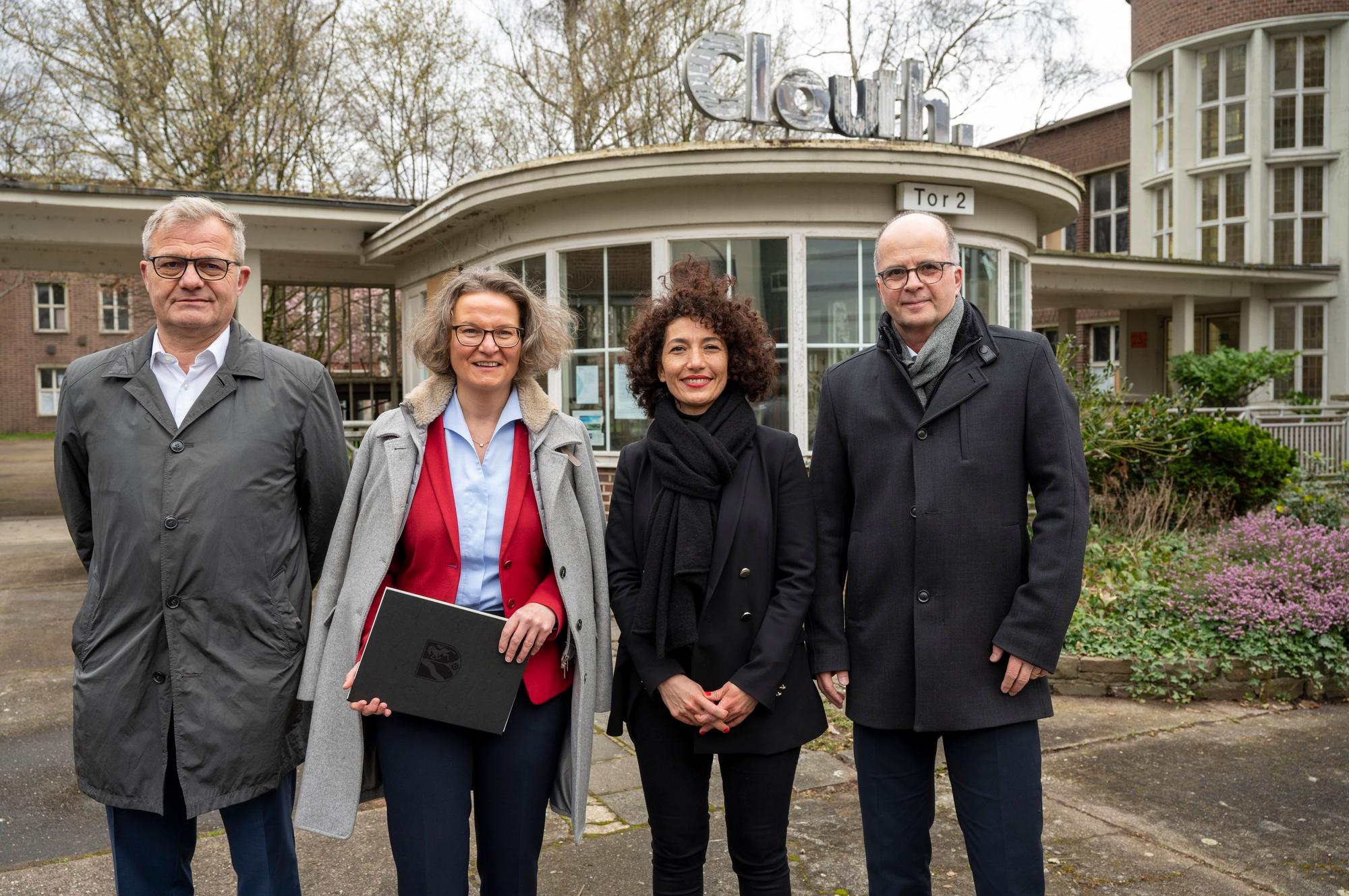 Klaus Braß, Ina Scharrenbach, Ershade Shahangi und Markus Greitemann.