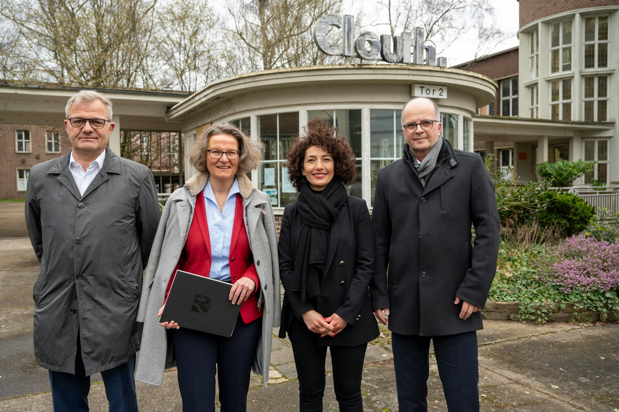 Klaus Braß, Ina Scharrenbach, Ershade Shahangi und Markus Greitemann.