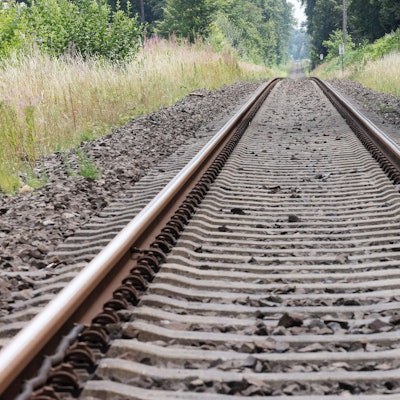 Schienen verlaufen geradeaus.