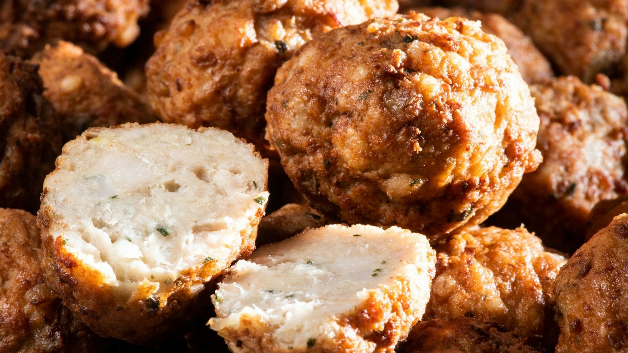 Hackbällchen als Nahaufnahme, saftig aussehend