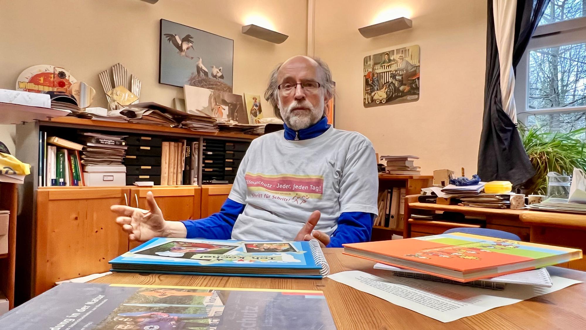 Hans-Martin Kochanek in seinem Büro im Naturgut Ophoven