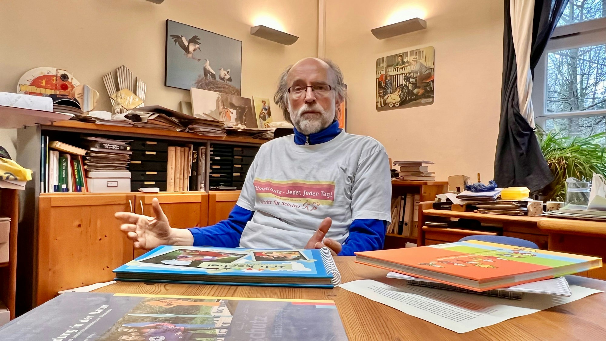 Hans-Martin Kochanek in seinem Büro im Naturgut Ophoven