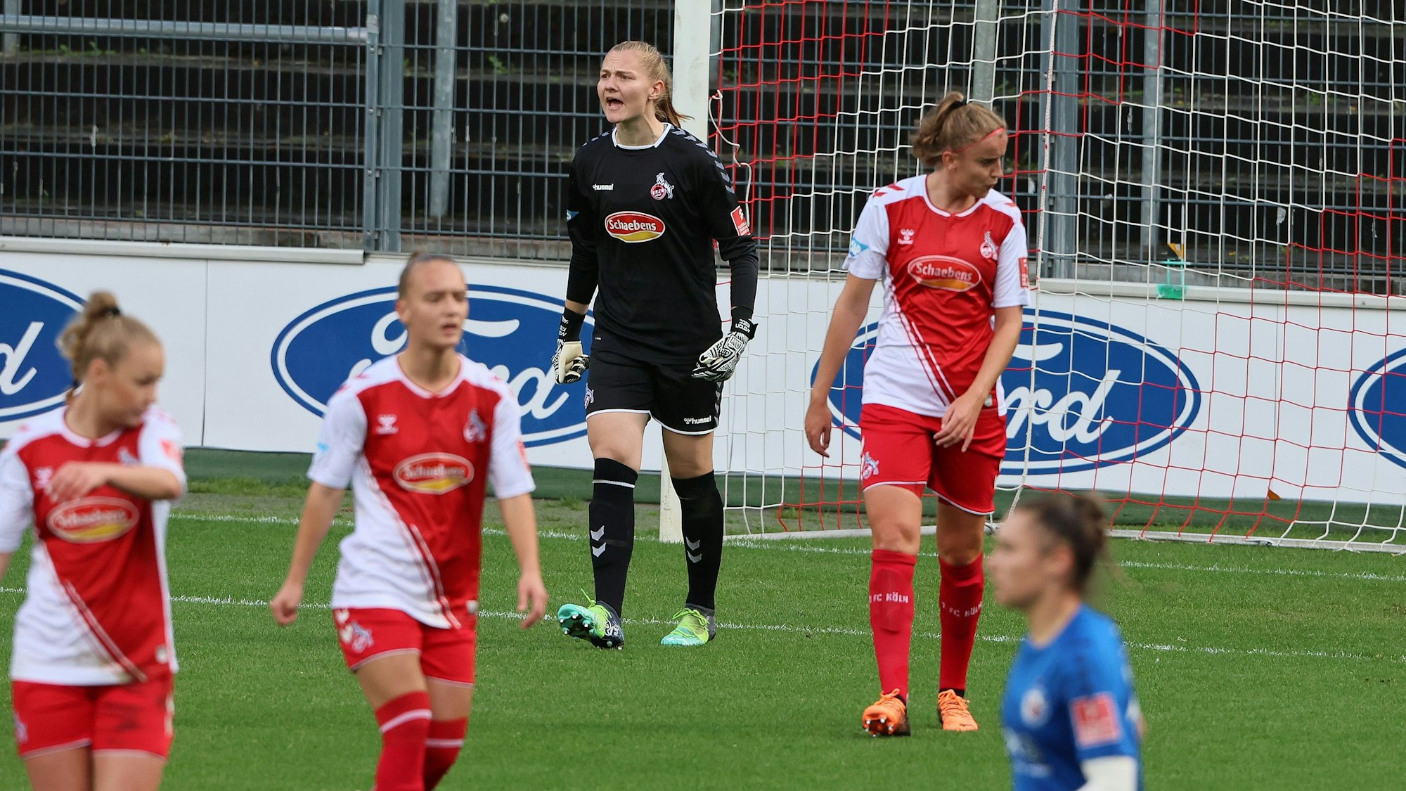 1.FC Köln vs. Turbine Potsdam, Fussball Frauen, 1. Bundesliga, Torhüterin Manon Klett (1.FC Köln) nach dem 2. Gegentor Bild: Herbert Bucco, 01.10.2022