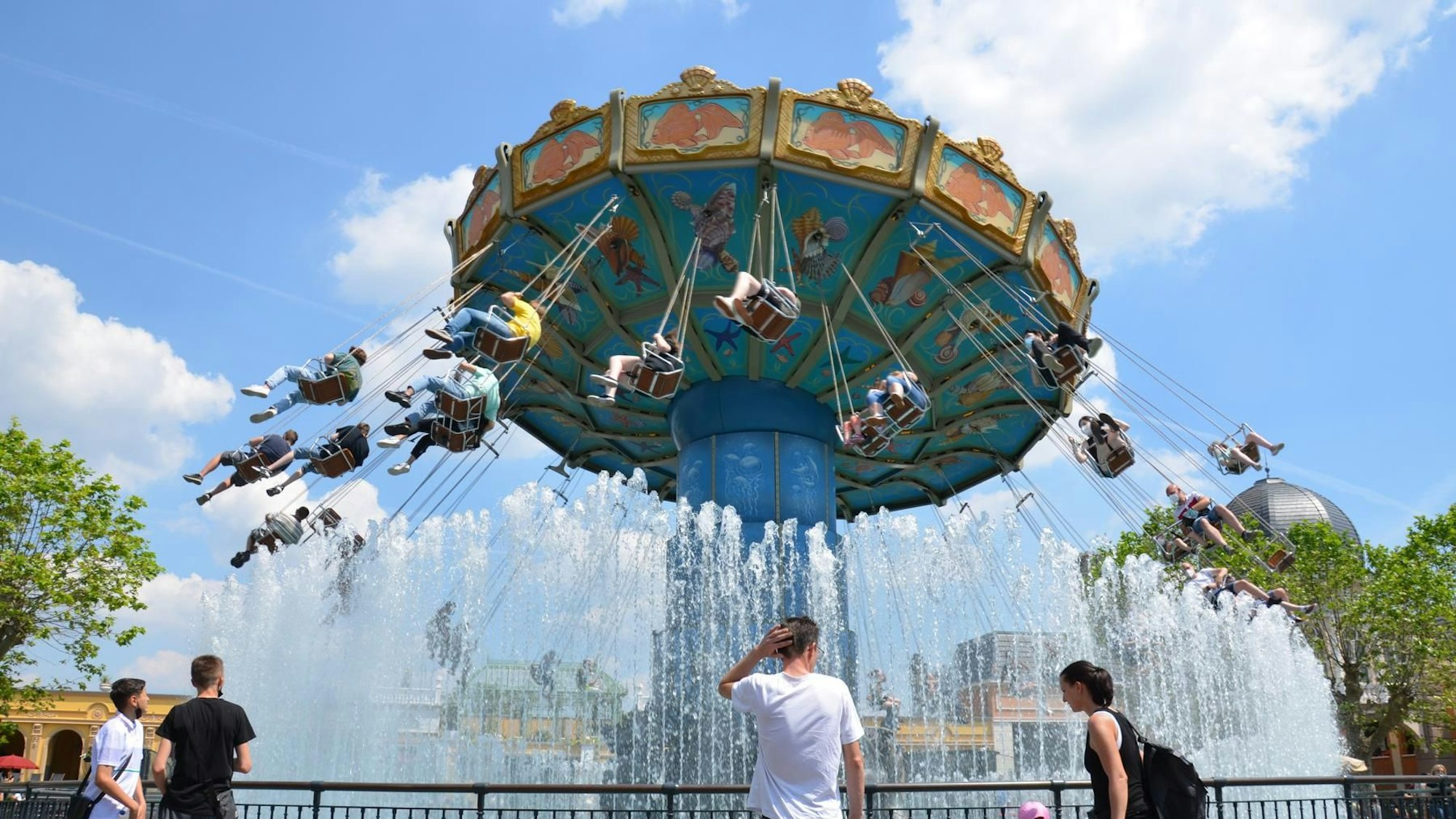 Das Kettenkarussell „Wellenflug“ in der Themenwelt Berlin.