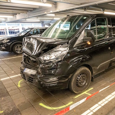 Der schwarze Minivan, mit dem ein 54-Jähriger vorige Woche mehrere Fahrzeuge beschädigt und Menschen verletzt hat.