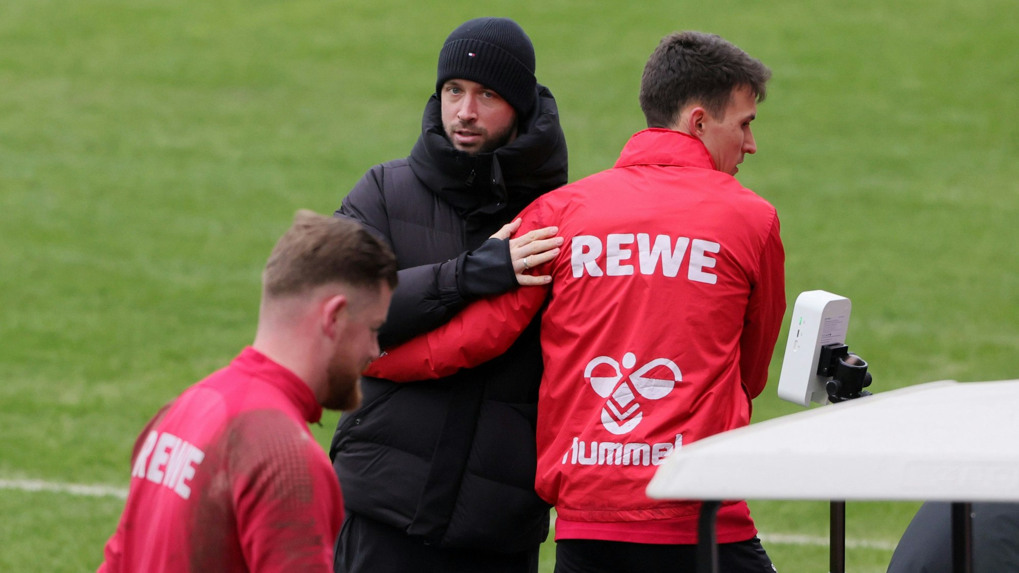 Stürmer Mark Uth besucht am Geißbockheim das Training des 1. FC Köln und begrüßt Dejan Ljubicic (r.) und Timo Horn.
