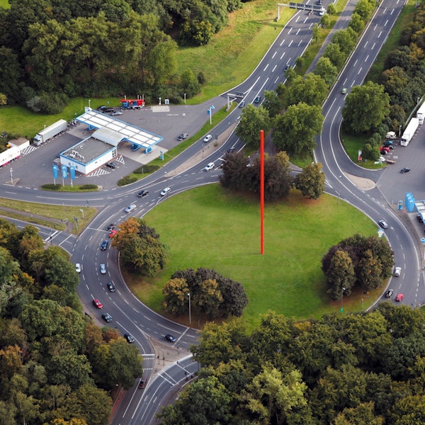 Lutz Fritschs Skulptur „Standortmitte“ am Verteilerkreisel.