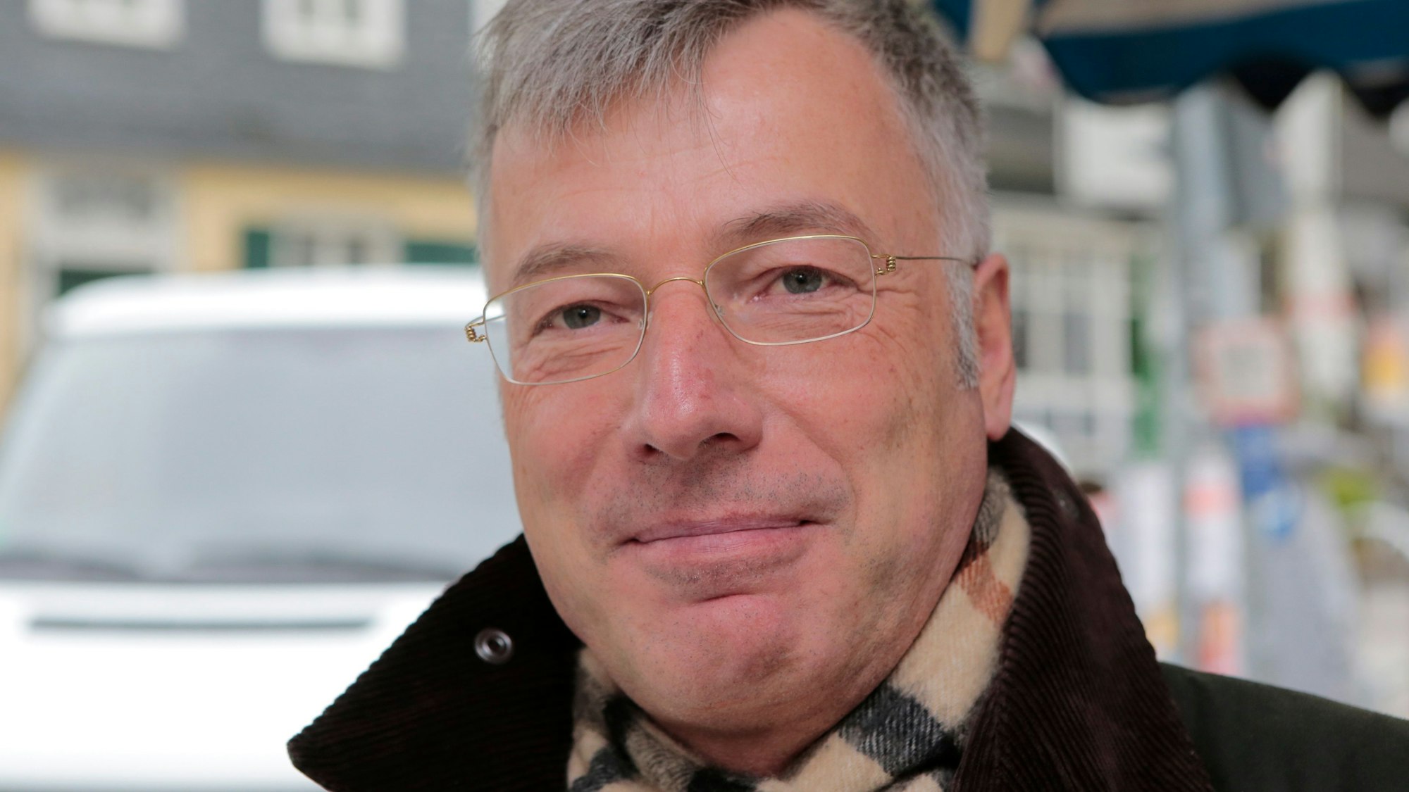 Dr. Michael Pehlke lächelt in die Kamera.