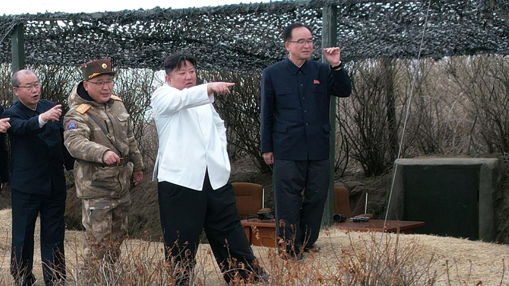 Kim Jong Un, Machthaber von Nordkorea, bei einer Kommandoübung. Die Aufnahme wurde von der staatlichen nordkoreanischen Nachrichtenagentur KCNA zur Verfügung gestellt.