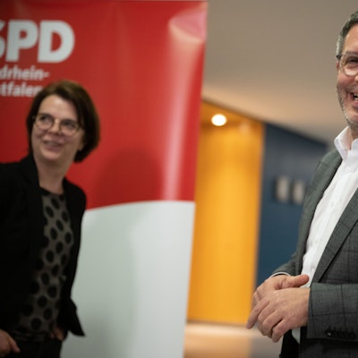 Zu sehen sind die SPD-Generalsekretärin Nadja Lüders (l), und Marc Herter, stellvertretender SPD-Landesvorsitzender. Beide lachen freundlich Richtung Kamera.