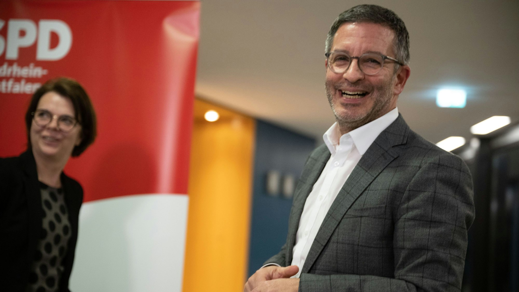 Zu sehen sind die SPD-Generalsekretärin Nadja Lüders (l), und Marc Herter, stellvertretender SPD-Landesvorsitzender. Beide lachen freundlich Richtung Kamera.