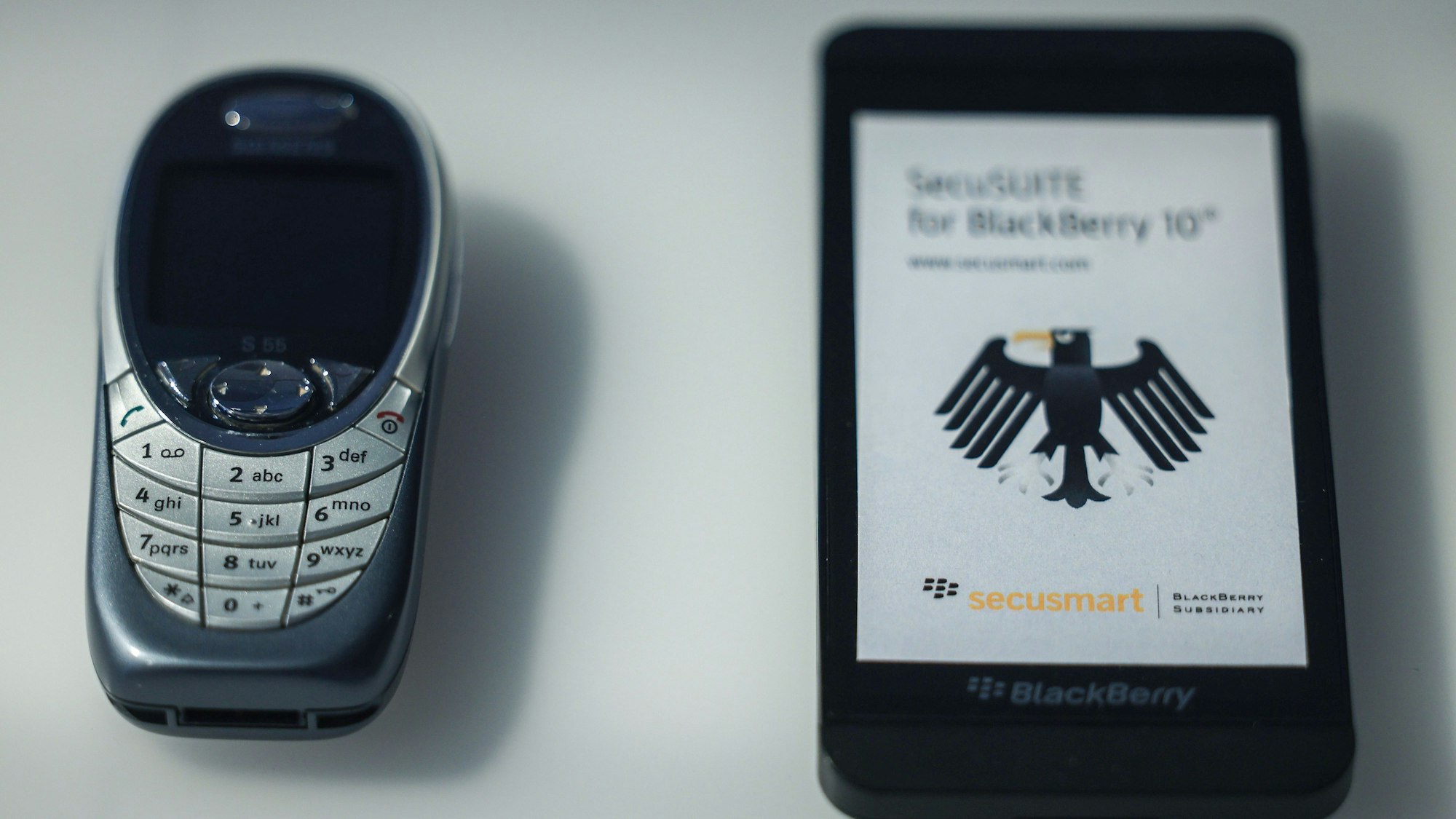 23.03.2023, Nordrhein-Westfalen, Bonn: Das Nokia Tastenhandy (l) der ehemaligen Bundeskanzlerin Merkel liegt in einer Vitrine neben einem abhörsicheren Blackberry . Mit mehr als 400 Objekten, Fotos und interaktiven Medienstationen beleuchtet das Haus der Geschichte die Entwicklung der Digitalisierung.