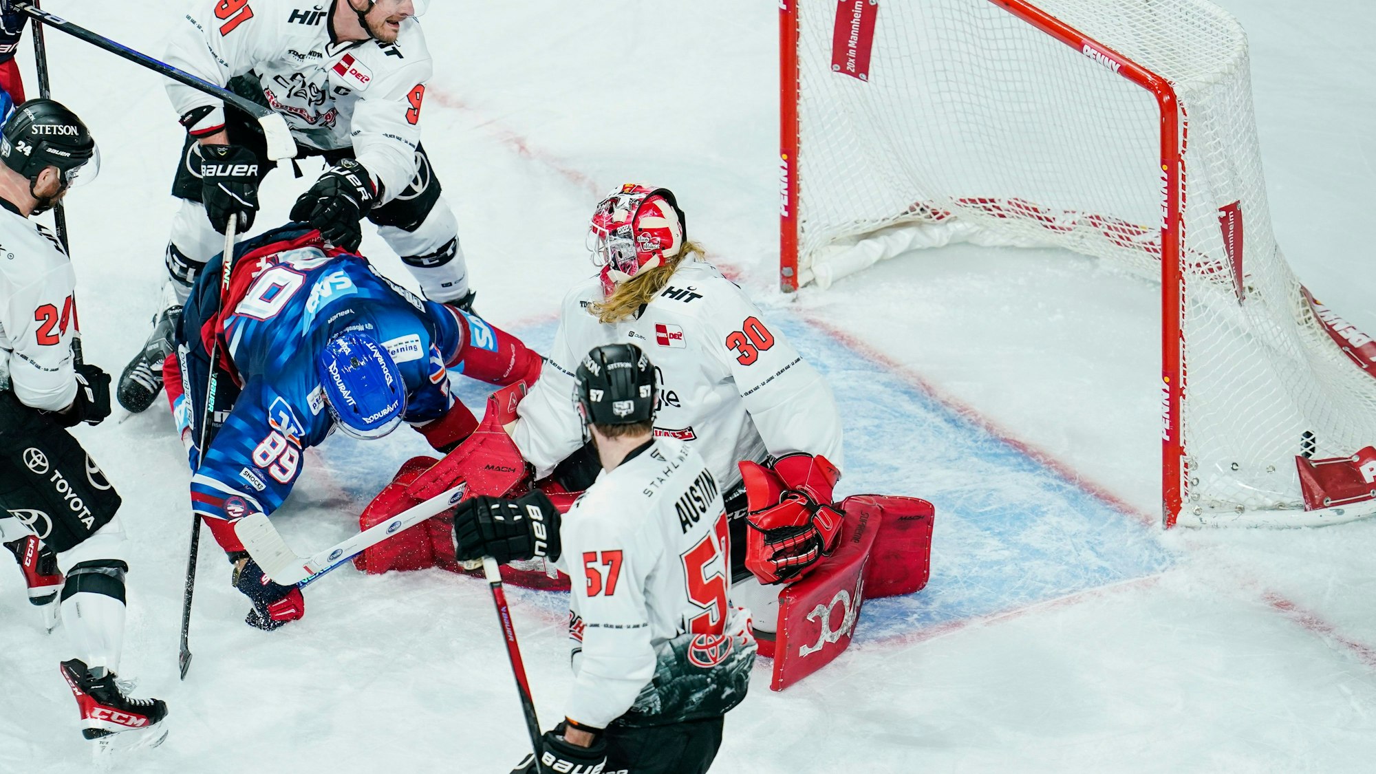 24.03.2023, Baden-Württemberg, Mannheim: Eishockey: DEL, Adler Mannheim - Kölner Haie, Meisterschaftsrunde, Viertelfinale, 5. Spieltag, SAP-Arena. Mannheims David Wolf (l) schiesst an Kölns Torwart Mirko Pantkowski (r) vorbei das Tor zum 3:3. Foto: Uwe Anspach/dpa +++ dpa-Bildfunk +++