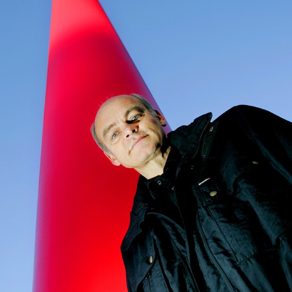 Der Kölner Künstler Lutz Fritsch posiert am Autobahnverteilerkreis in Köln vor seinem Kunstwerk "Standortmitte".