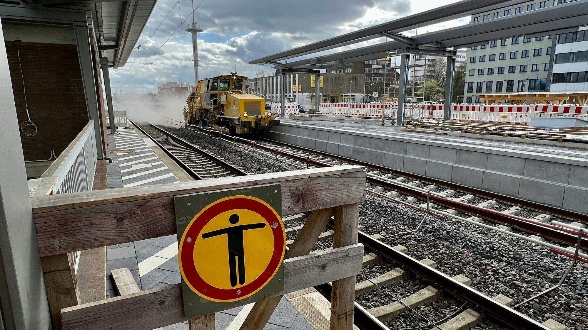 Schotterarbeiten am Gleis im Bahnhof Leverkusen Mitte