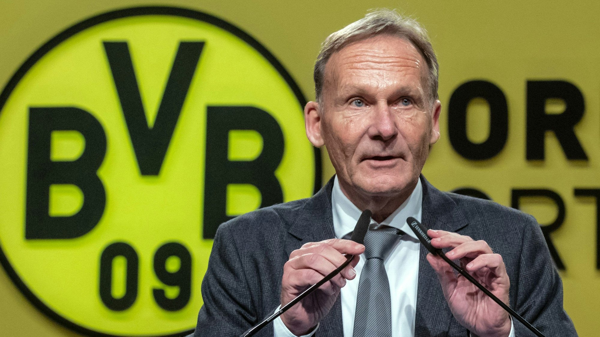 Hans-Joachim Watzke, Geschäftsführer von Borussia Dortmund, spricht auf der Mitgliederversammlung seines Vereins. Watzke sieht trotz der großen Dominanz des Serienmeisters FC Bayern München keinen Grund, die Einführung von Playoffs in der Fußball-Bundesliga voranzutreiben. «Das wäre aus meiner Sicht eine Ultima Ratio. (zu dpa: «BVB-Chef Watzke gegen Playoffs: «Ultima Ratio»») Foto: Bernd Thissen/dpa +++ dpa-Bildfunk +++