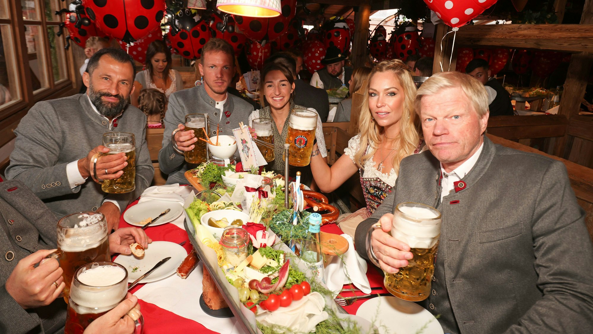 Hasan Salihamidzic(l-r), Sportdirektor von München, Trainer Julian Nagelsmann
mit seiner Freundin Lena Wurzenberger, Svenja und Oliver Kahn, Vorstandsvorsitzender der FC Bayern München AG, sind im Käferzelt auf dem Oktoberfest auf der Theresienwiese zu Gast. Spieler, Trainer und Verantwortliche des Fußball-Bundesligisten FC Bayern besuchen traditionell einmal während des Oktoberfestes gemeinsam das Käferzelt.