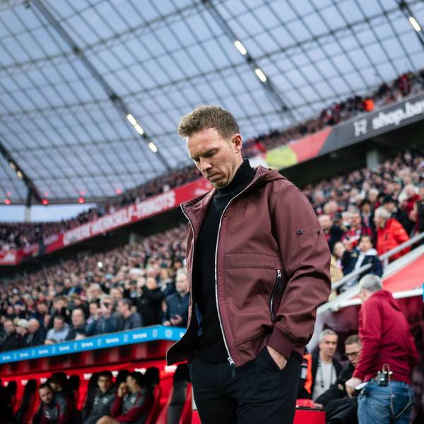 Bayerns Trainer Julian Nagelsmann blickt vor der Partie zu Boden. Der deutsche Fußballmeister Bayern München trennt sich laut der «Bild»-Zeitung mit sofortiger Wirkung von Trainer Julian Nagelsmann. (zu dpa: «Bild: FC Bayern trennt sich von Trainer Nagelsmann») Foto: Marius Becker/dpa - WICHTIGER HINWEIS: Gemäß den Vorgaben der DFL Deutsche Fußball Liga bzw. des DFB Deutscher Fußball-Bund ist es untersagt, in dem Stadion und/oder vom Spiel angefertigte Fotoaufnahmen in Form von Sequenzbildern und/oder videoähnlichen Fotostrecken zu verwerten bzw. verwerten zu lassen. +++ dpa-Bildfunk +++
