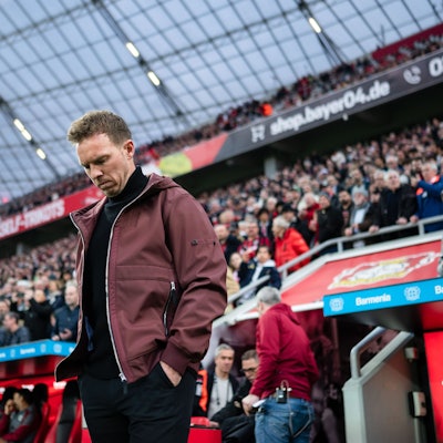 Bayerns Trainer Julian Nagelsmann blickt vor der Partie zu Boden. Der deutsche Fußballmeister Bayern München trennt sich laut der «Bild»-Zeitung mit sofortiger Wirkung von Trainer Julian Nagelsmann. (zu dpa: «Bild: FC Bayern trennt sich von Trainer Nagelsmann») Foto: Marius Becker/dpa - WICHTIGER HINWEIS: Gemäß den Vorgaben der DFL Deutsche Fußball Liga bzw. des DFB Deutscher Fußball-Bund ist es untersagt, in dem Stadion und/oder vom Spiel angefertigte Fotoaufnahmen in Form von Sequenzbildern und/oder videoähnlichen Fotostrecken zu verwerten bzw. verwerten zu lassen. +++ dpa-Bildfunk +++