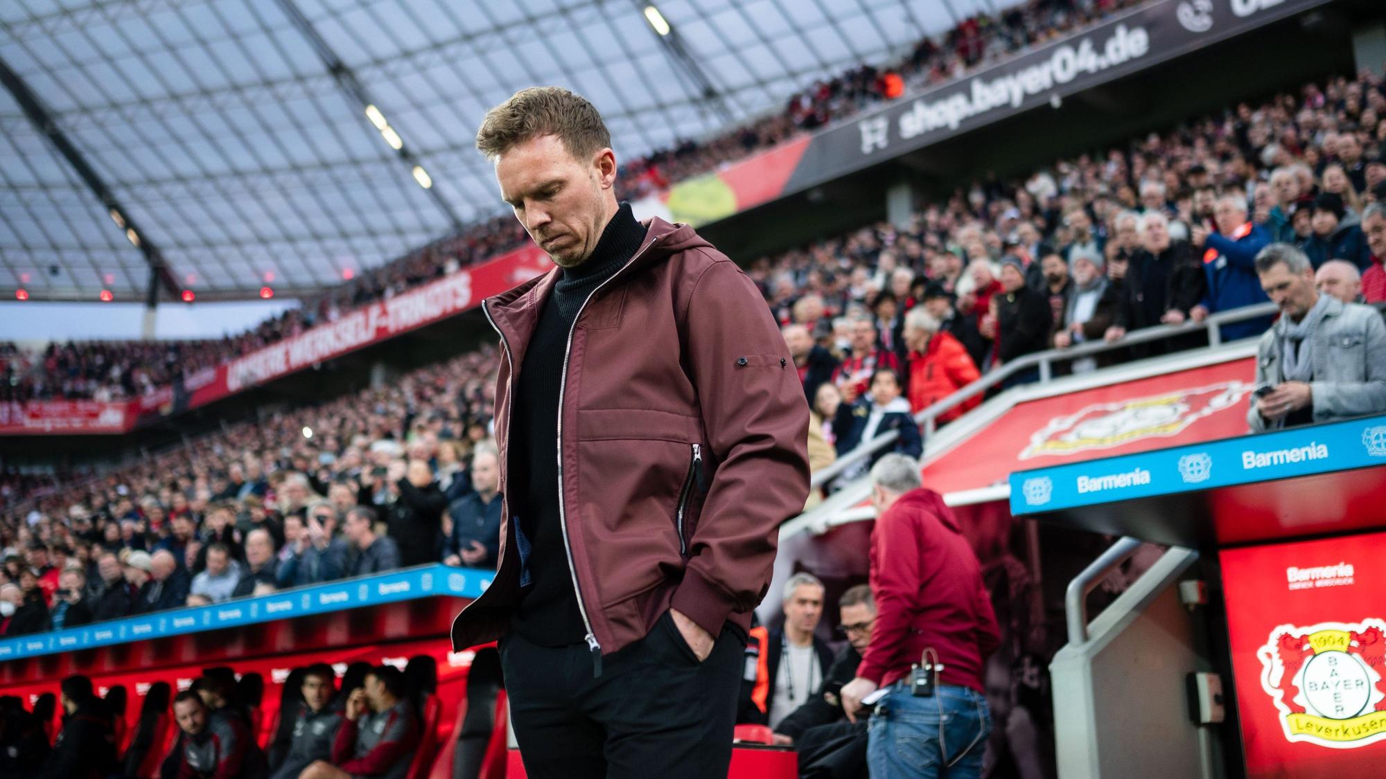 Bayerns Trainer Julian Nagelsmann blickt vor der Partie zu Boden. Der deutsche Fußballmeister Bayern München trennt sich laut der «Bild»-Zeitung mit sofortiger Wirkung von Trainer Julian Nagelsmann. (zu dpa: «Bild: FC Bayern trennt sich von Trainer Nagelsmann») Foto: Marius Becker/dpa - WICHTIGER HINWEIS: Gemäß den Vorgaben der DFL Deutsche Fußball Liga bzw. des DFB Deutscher Fußball-Bund ist es untersagt, in dem Stadion und/oder vom Spiel angefertigte Fotoaufnahmen in Form von Sequenzbildern und/oder videoähnlichen Fotostrecken zu verwerten bzw. verwerten zu lassen. +++ dpa-Bildfunk +++