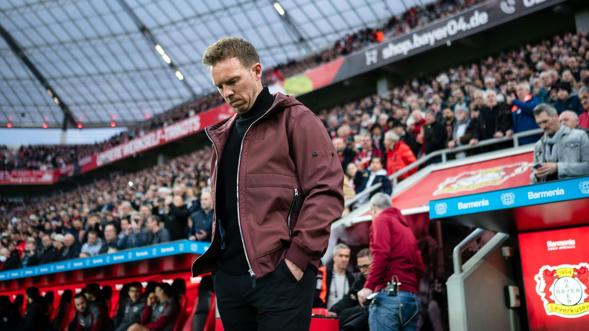 Bayerns Trainer Julian Nagelsmann blickt vor der Partie zu Boden. Der deutsche Fußballmeister Bayern München trennt sich laut der «Bild»-Zeitung mit sofortiger Wirkung von Trainer Julian Nagelsmann. (zu dpa: «Bild: FC Bayern trennt sich von Trainer Nagelsmann») Foto: Marius Becker/dpa - WICHTIGER HINWEIS: Gemäß den Vorgaben der DFL Deutsche Fußball Liga bzw. des DFB Deutscher Fußball-Bund ist es untersagt, in dem Stadion und/oder vom Spiel angefertigte Fotoaufnahmen in Form von Sequenzbildern und/oder videoähnlichen Fotostrecken zu verwerten bzw. verwerten zu lassen. +++ dpa-Bildfunk +++