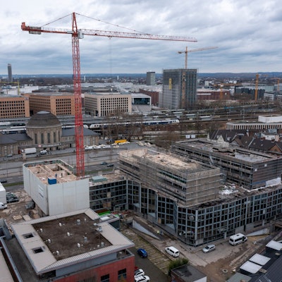 Das Bild zeigt eine Baustelle in Deutz von oben, sie liegt gegenüber des Bahnhof Messe/Deutz.