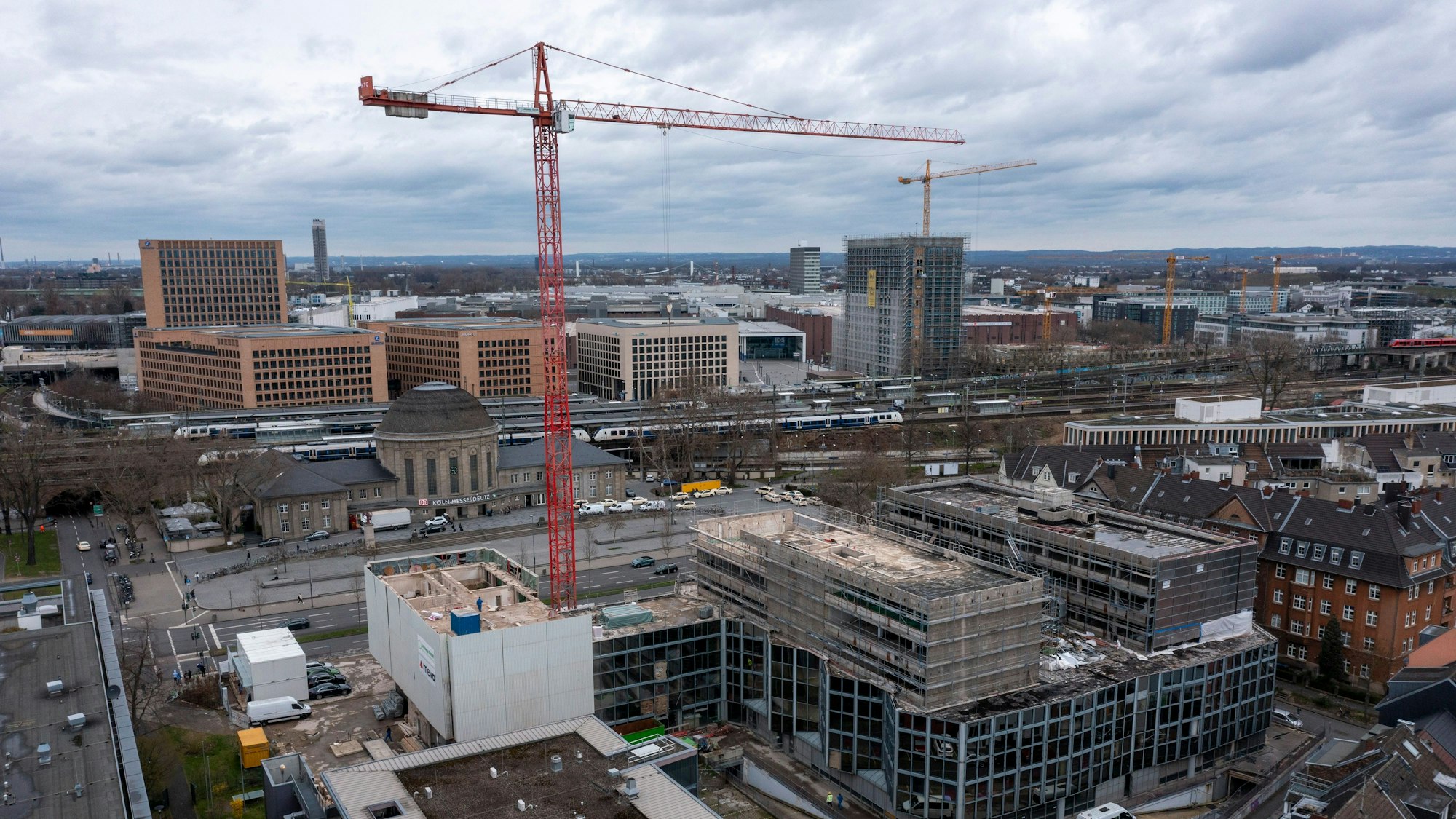 Das Bild zeigt eine Baustelle in Deutz von oben, sie liegt gegenüber des Bahnhof Messe/Deutz.