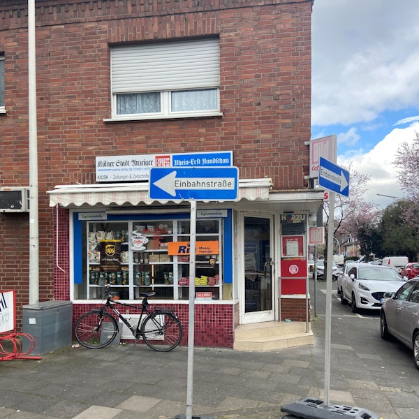 Das Bild zeigt mehrere provisorisch aufgestellte Verkehrsschilder.