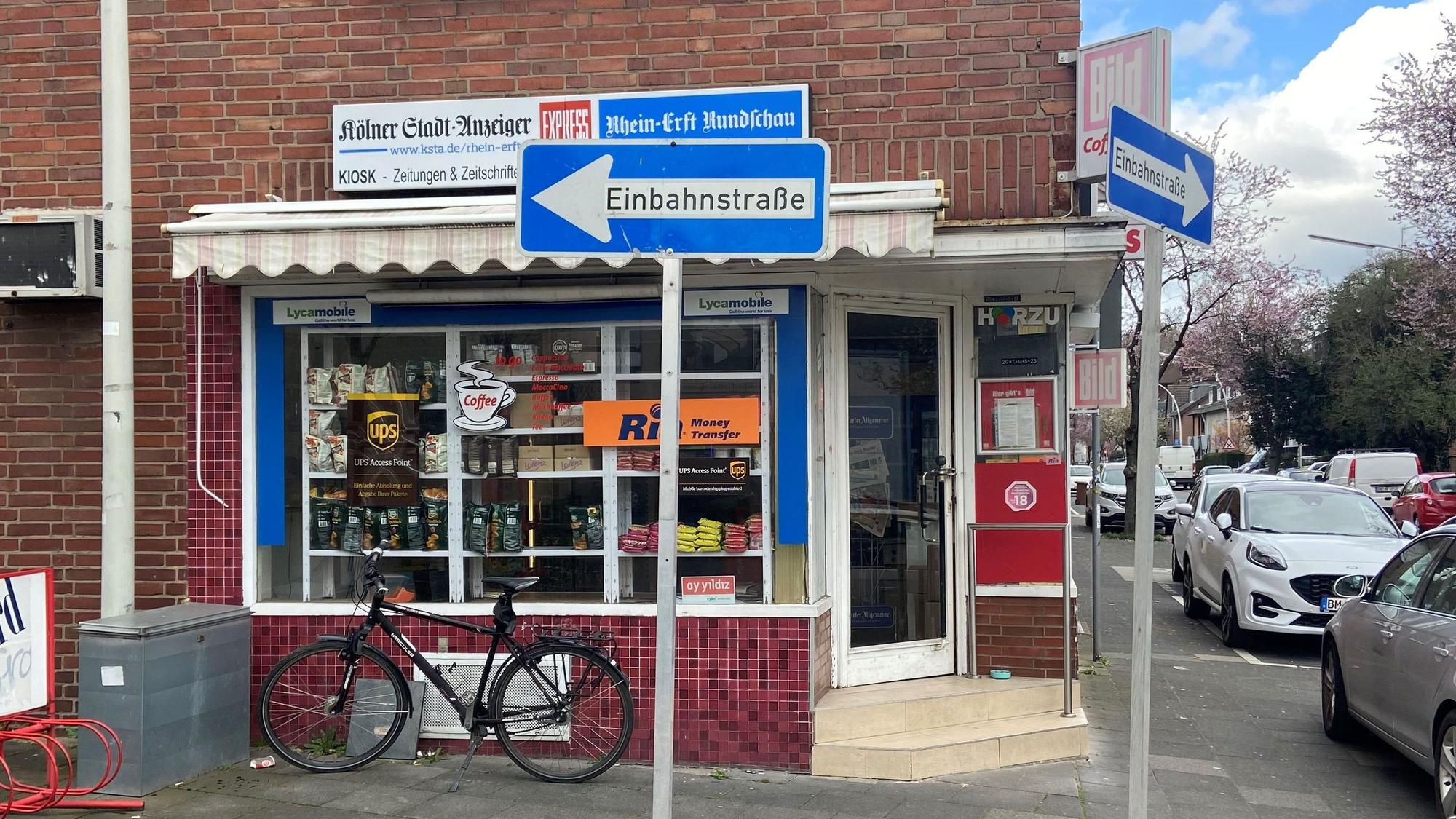 Mehrere provisorische Verkehrsschilder stehen in Frechen.